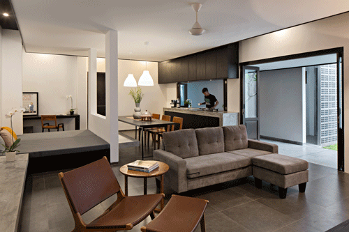 Chủ nhân khi sửa lại ngôi nhà yêu cầu các kiến trúc sư làm thật đơn giản, tinh tế, vì thế từ kết cấu cho tới đồ dùng nội thất đều không quá cầu kỳ. Phòng khách, phòng ăn và không gian làm việc được tổ chức trong một không gian, không có tường ngăn, tạo cảm giác rộng rãi.