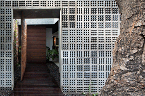 Nhìn bên ngoài, nhiều người cảm giác nhà bức bí, ngột ngạt thế nhưng chỉ cần bước vào cửa nhà, bạn đã có cảm giác hoàn toàn khác hẳn với hành lang kéo dài, thông với khu vực phòng chính bên trong. 