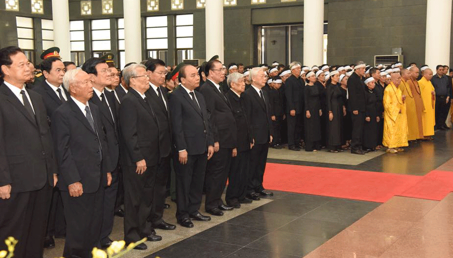 Cả hội trường Nhà tang lễ dành phút mặc niệm.