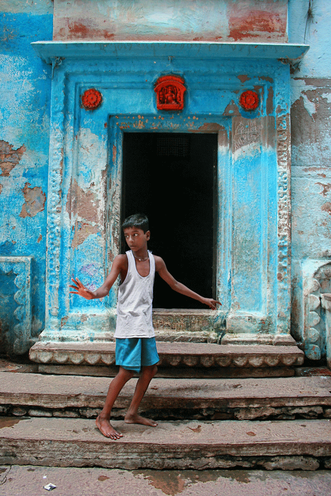 Bạn lang thang trong những con đường hẹp, quanh co với những ngôi nhà cổ kính có niên đại hàng trăm năm tuổi ở thành phố thiêng liêng nhất của Ấn Độ là Varanasi. Có lẽ những cánh cửa sắc màu ở đây sẽ khiến bạn càng cảm thấy đặc biệt về vùng đất bí ẩn bên dòng sông Hằng.