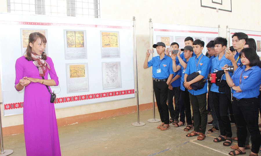 Học sinh Trường THPT Phạm Văn Đồng (huyện Ia Grai) nghe thuyết minh tại triển lãm về biển đảo. Ảnh: N.G