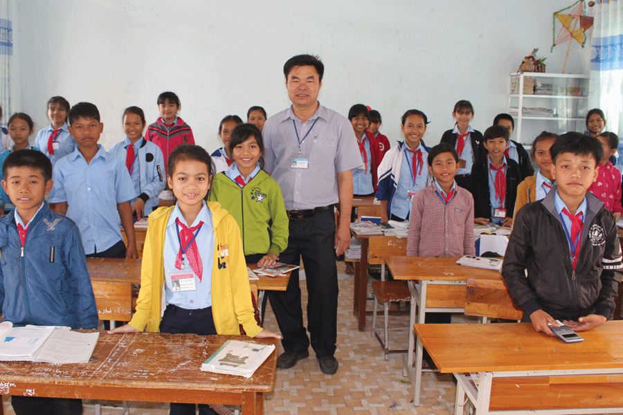 Thầy Vũ Tam Thăng chụp ảnh với học trò. Ảnh: N.G Thầy Vũ Tam Thăng chụp ảnh với học trò. Ảnh: N.G