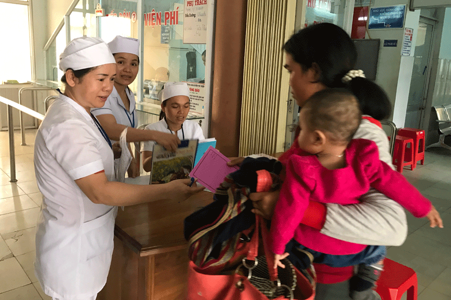 Hướng dẫn cho bệnh nhân tận tình, chu đáo. Ảnh: Đ.P