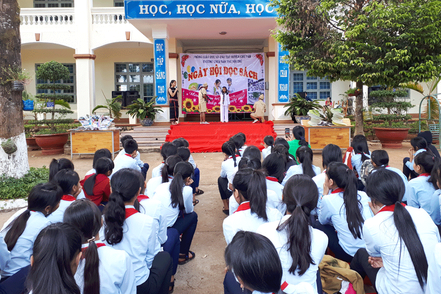 Hoạt cảnh giới thiệu câu chuyện "Võ Thị Sáu người con gái đất đỏ"-học sinh lớp 8, trường THCS Dân tộc Nội trú huyện Chư Pah. Ảnh: N.A Hoạt cảnh giới thiệu câu chuyện