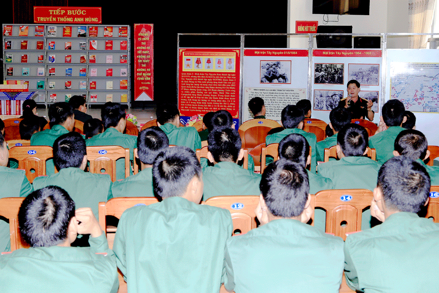 Chiến sĩ mới nghe thuyết minh, tuyên truyền. Ảnh: V.D.H Chiến sĩ mới nghe thuyết minh, tuyên truyền. Ảnh: V.D.H