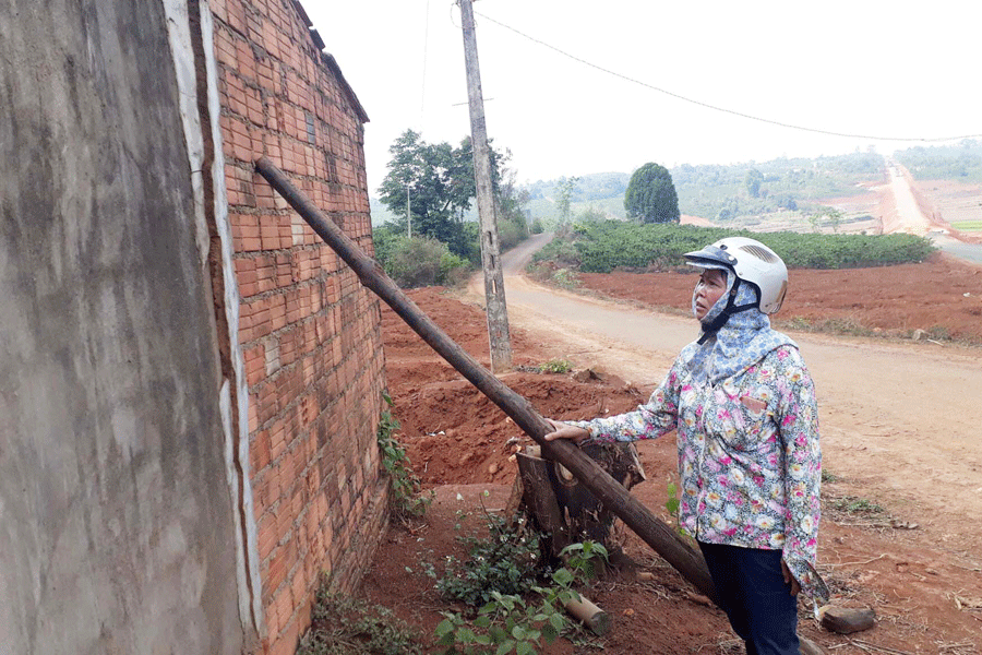 Gia đình bà Kha buộc phải dùng cây gỗ chống bức tường bị nứt. Ảnh: L.V.N