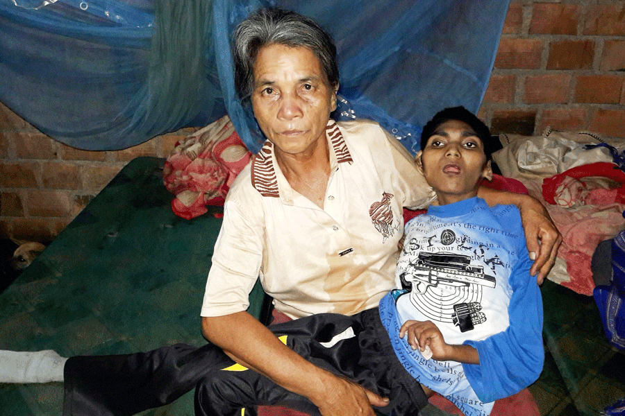 Bà Nhui và Khanh trong căn nhà tạm. Ảnh: Đ.Y Bà Nhui và Khanh trong căn nhà tạm. Ảnh: Đ.Y