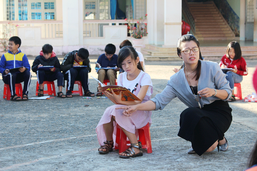 Cô Uyên hướng dẫn học sinh trong một tiết học ký họa. Ảnh: N.G