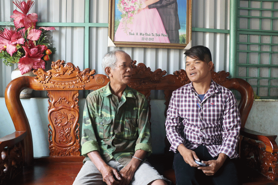 Cán bộ xã Yang Trung (bên phải) đến tận nhà người dân tuyên truyền, vận động hiến đất làm đường. Ảnh: N.M Cán bộ xã Yang Trung (bên phải) đến tận nhà người dân tuyên truyền, vận động hiến đất làm đường. Ảnh: N.M