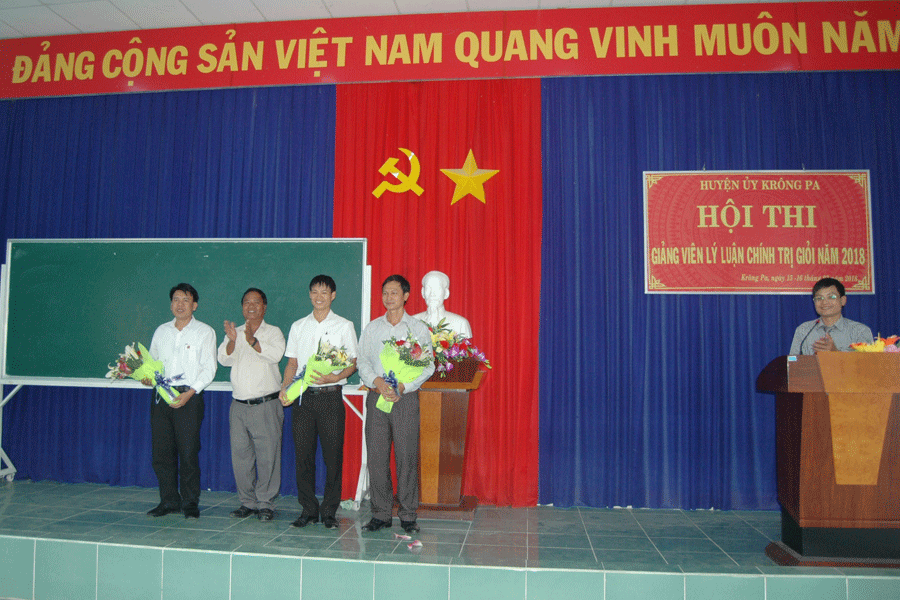 Trao giải cho các thí sinh đạt thành tích cao tại hội thi. Ảnh: T.L Trao giải cho các thí sinh đạt thành tích cao tại hội thi. Ảnh: T.L