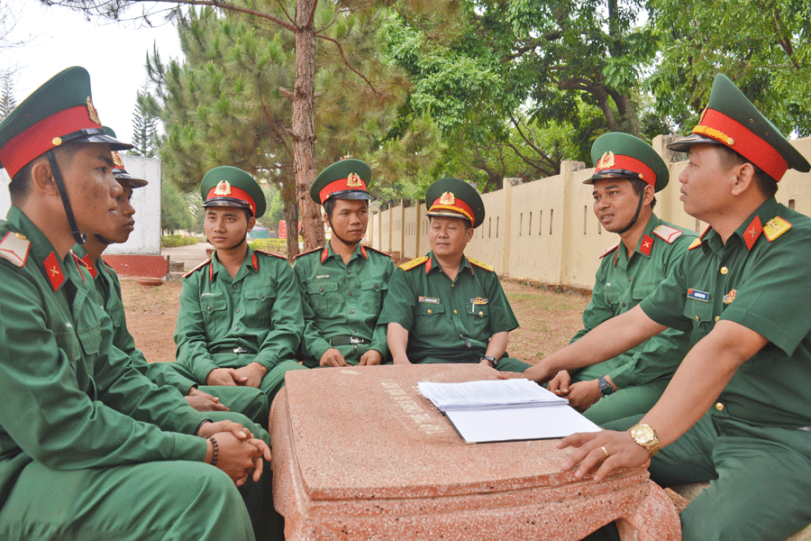 Cán bộ cấp Đại đội, Trung đoàn trò chuyện, động viên chiến sĩ. Ảnh: A.H Cán bộ cấp Đại đội, Trung đoàn trò chuyện, động viên chiến sĩ. Ảnh: A.H