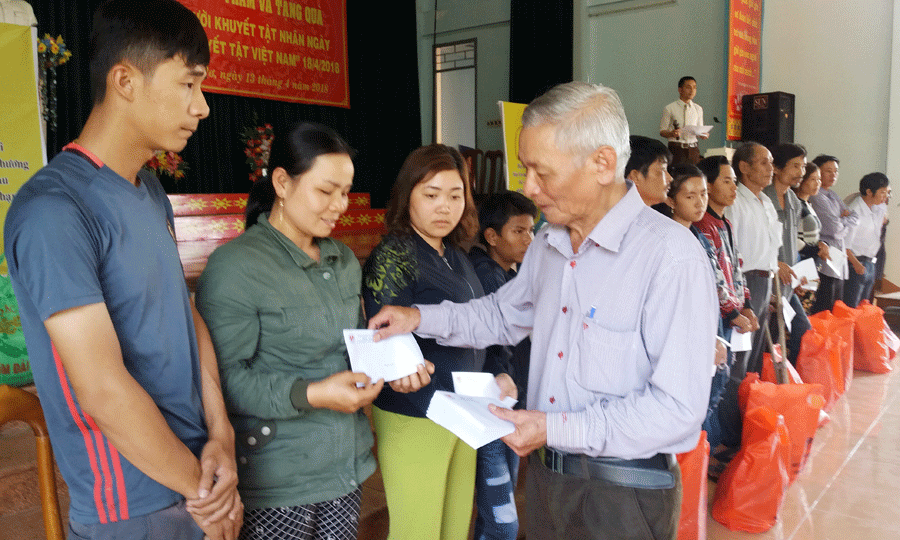 Ông Trương Đình Ba tặng quà người khuyết tật tại huyện Đak Pơ. Ảnh: N.N Ông Trương Đình Ba tặng quà người khuyết tật tại huyện Đak Pơ. Ảnh: N.N