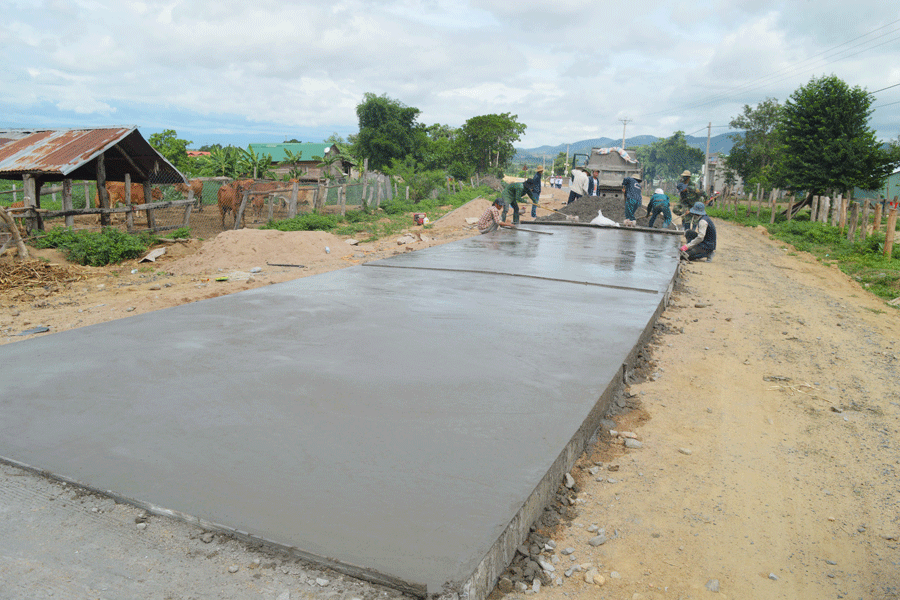 Thi công đường liên xã Ia Mlah-Đất Bằng. Ảnh: H.T