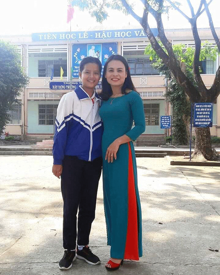 Em Hồ Thị Kim Anh cùng cô giáo chủ nhiệm. Ảnh: H.N Em Hồ Thị Kim Anh cùng cô giáo chủ nhiệm. Ảnh: H.N