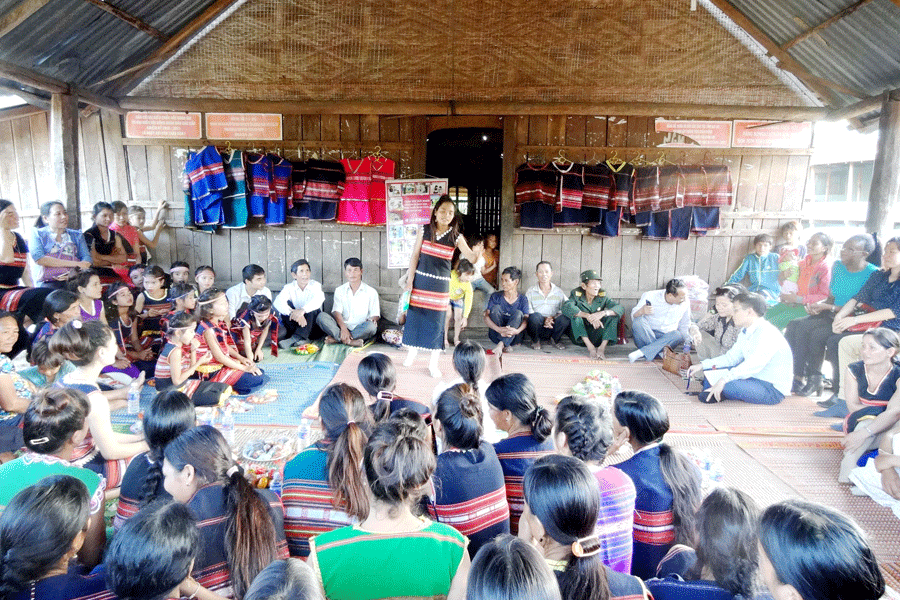 Một buổi sinh hoạt của chi hội Phụ nữ làng Nhang Lớn (xã Đak Kơ Ning). Ảnh: H.L Một buổi sinh hoạt của chi hội Phụ nữ làng Nhang Lớn (xã Đak Kơ Ning). Ảnh: H.L