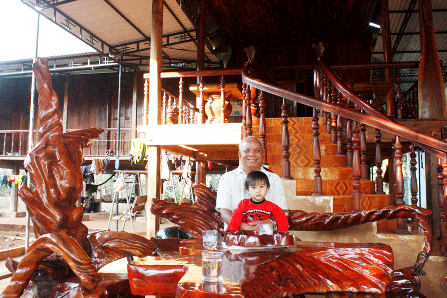 Già làng Glúch hạnh phúc bên cháu ngoại. Ảnh: L.H