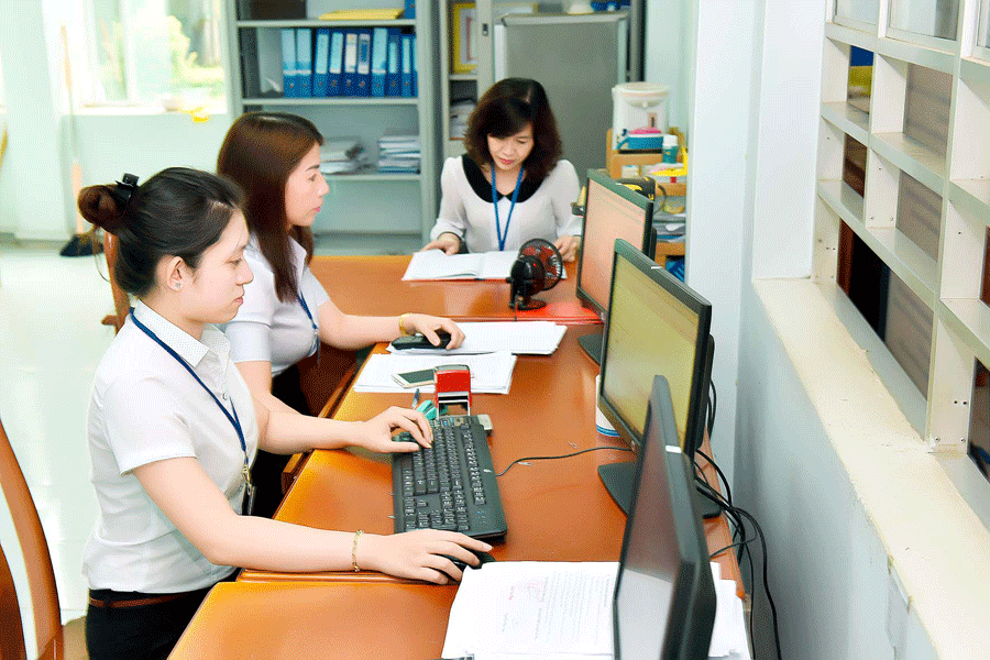 Thu thuế điện tử ở Cục Thuế tỉnh. Ảnh: Đức Thụy