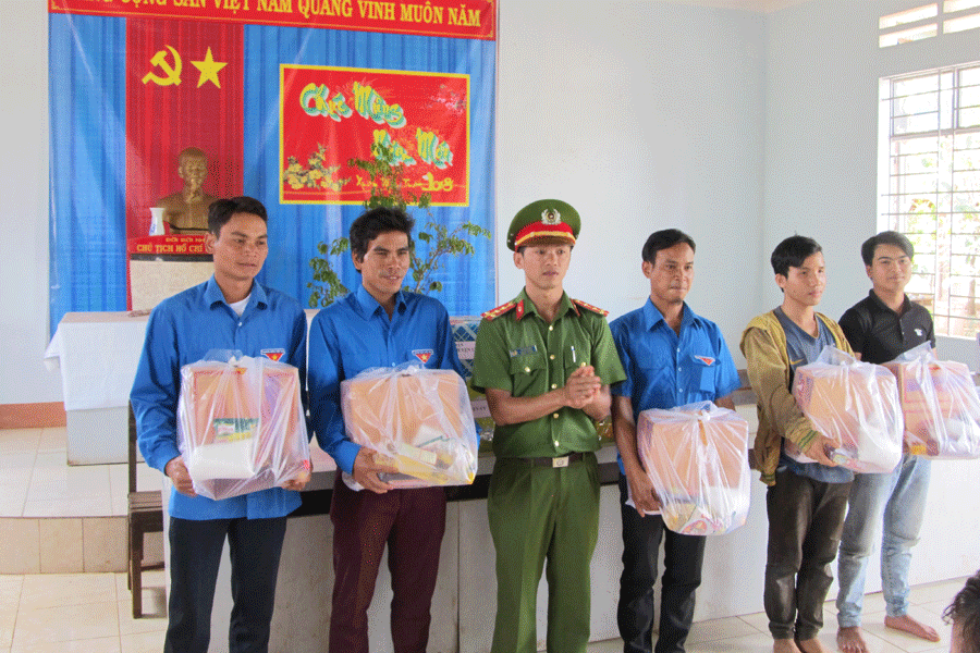 Đoàn cơ sở Phòng Cảnh sát Cơ động Công an tỉnh trao quà cho đoàn viên có hoàn cảnh khó khăn. Ảnh: Thành Toan