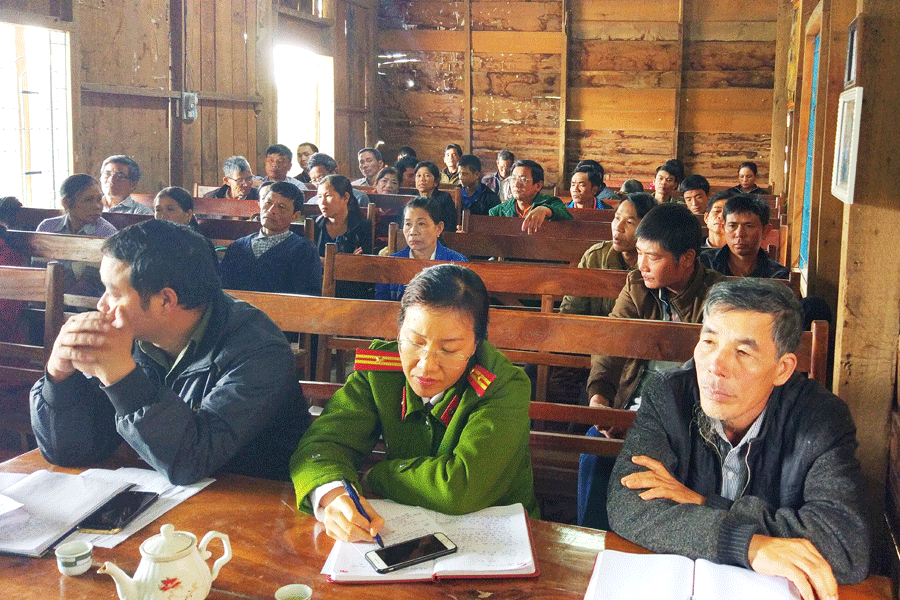 Các thành viên tổ tự quản nghe phổ biến quy chế hoạt động. Ảnh: L.A Các thành viên tổ tự quản nghe phổ biến quy chế hoạt động. Ảnh: L.A