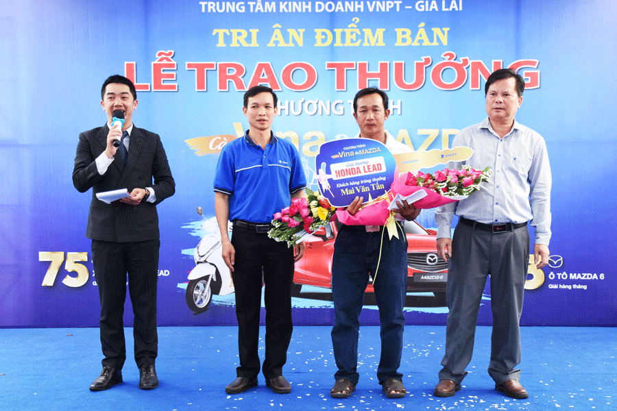Trao giải thưởng chương trình “Cào Vina ra Mazda” cho khách hàng với phần thưởng là chiếc xe máy Honda Lead trị giá 45 triệu đồng. Ảnh: M.N Trao giải thưởng chương trình “Cào Vina ra Mazda” cho khách hàng với phần thưởng là chiếc xe máy Honda Lead trị giá 45 triệu đồng. Ảnh: M.N