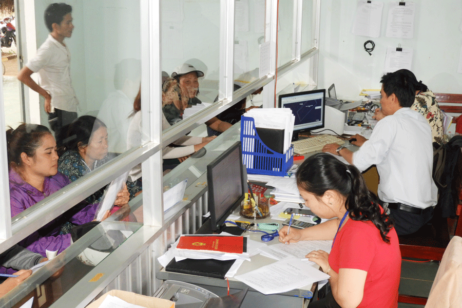 Giải quyết TTHC tại Bộ phận tiếp nhận và trả kết quả của xã Bàu Cạn. Ảnh: T.N Giải quyết TTHC tại Bộ phận tiếp nhận và trả kết quả của xã Bàu Cạn. Ảnh: T.N