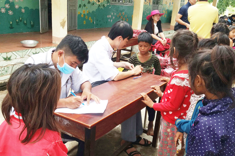 Các bác sĩ Bệnh viện Nhi Gia Lai tham gia đợt thiện nguyện khám-chữa bệnh cho đồng bào vùng sâu. Ảnh: N.Y