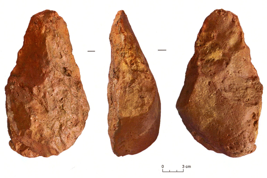 Rìu tay tìm thấy ở Rộc Tưng. Ảnh: N.T.K.V Rìu tay tìm thấy ở Rộc Tưng. Ảnh: N.T.K.V