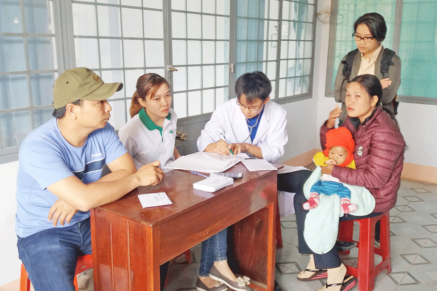 Hướng dẫn làm hồ sơ cho các gia đình. Ảnh: N.N Hướng dẫn làm hồ sơ cho các gia đình. Ảnh: N.N