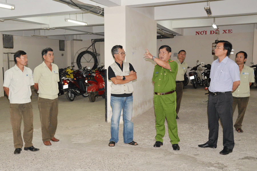 Cảnh sát PCCC-CNCH Công an tỉnh kiểm tra tại chung cư Hoàng Anh Gia Lai. Ảnh: N.H Cảnh sát PCCC-CNCH Công an tỉnh kiểm tra tại chung cư Hoàng Anh Gia Lai. Ảnh: N.H