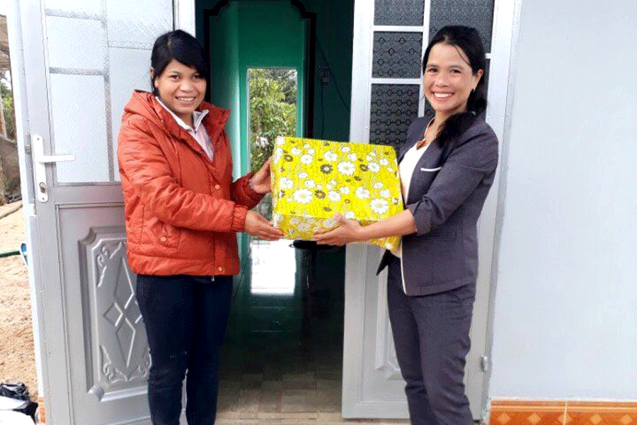 Đại diện Hội LHPN huyện Đak Đoa (phải) tặng quà cho gia đình chị Tuýt nhân dịp về nhà mới. Ảnh: L.H