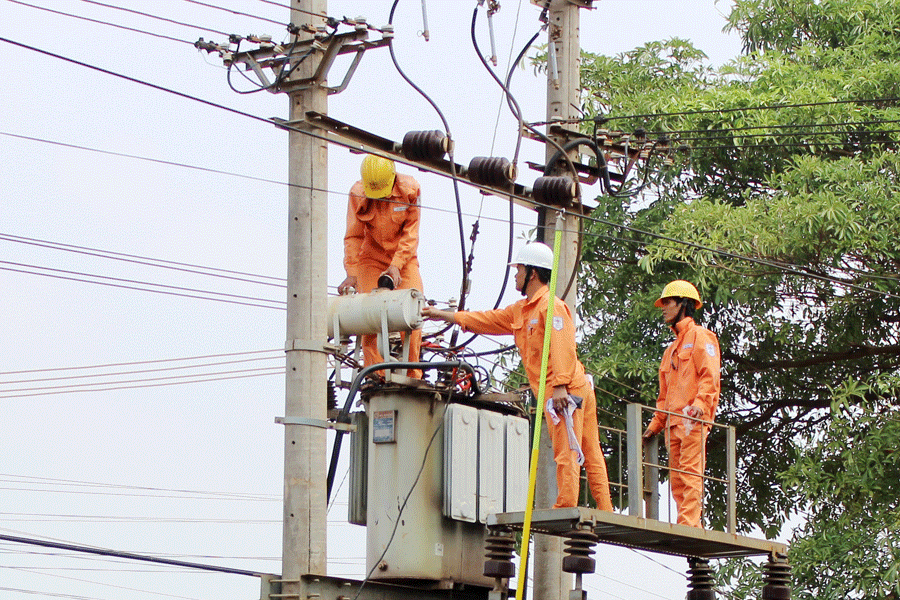 Nhân viên Điện lực Mang Yang sửa chữa lưới điện tại xã Kon Thụp. Ảnh: H.D Nhân viên Điện lực Mang Yang sửa chữa lưới điện tại xã Kon Thụp. Ảnh: H.D