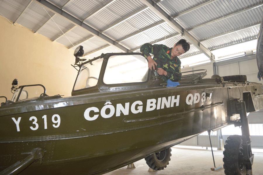 Trung úy Nguyễn Văn Nam bảo dưỡng phương tiện. Ảnh: V.H Trung úy Nguyễn Văn Nam bảo dưỡng phương tiện. Ảnh: V.H