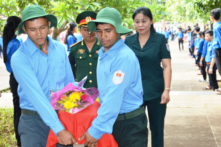 Cán bộ, chiến sĩ Đội K52 đưa các liệt sĩ về với đất mẹ Việt Nam. Ảnh: T.D Cán bộ, chiến sĩ Đội K52 đưa các liệt sĩ về với đất mẹ Việt Nam. Ảnh: T.D