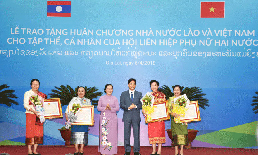 Phó Thủ tướng Vũ Đức Đam trao huân chương cho tập thể, cá nhân Hội LHPN Lào. Ảnh: M.N