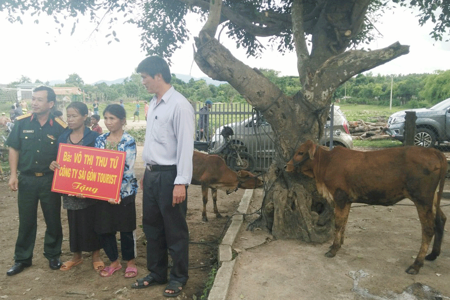 Ban Chỉ huy Quân sự huyện trao bò giống cho hộ nghèo. Ảnh: A.H Ban Chỉ huy Quân sự huyện trao bò giống cho hộ nghèo. Ảnh: A.H