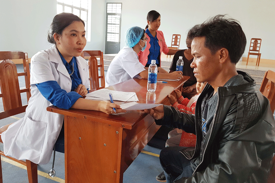 Bác sĩ Hoài Thanh đang khám và tư vấn sức khỏe cho bà con dân tộc ở xã biên giới Ia O (huyện Ia Grai). Ảnh: H.Đ.T