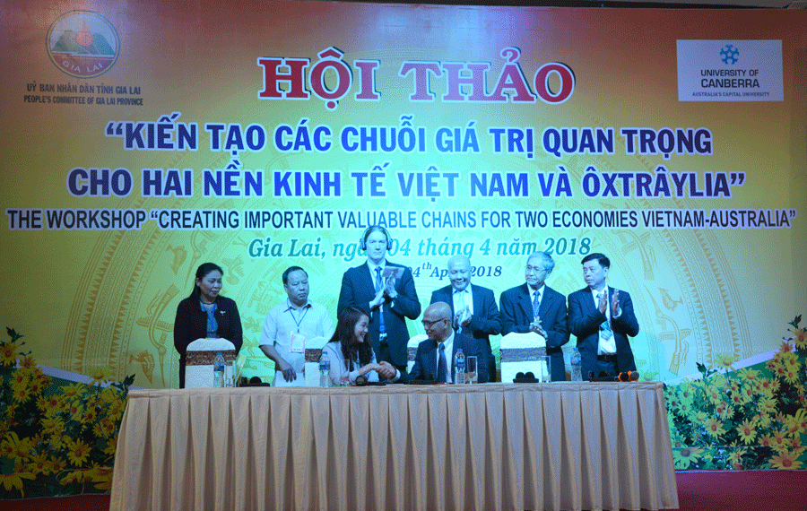 Hội đồng Doanh nghiệp Việt Nam-Australia ký kết bản ghi nhớ với đại diện Công ty cổ phần Tập đoàn Hoàng Anh Gia Lai. Ảnh: Hà Duy