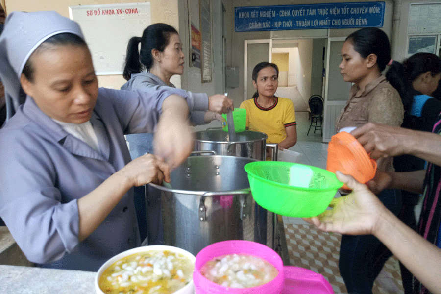 Sơ Hiền và bát nui nóng hổi. Ảnh: B.V Sơ Hiền và bát nui nóng hổi. Ảnh: B.V