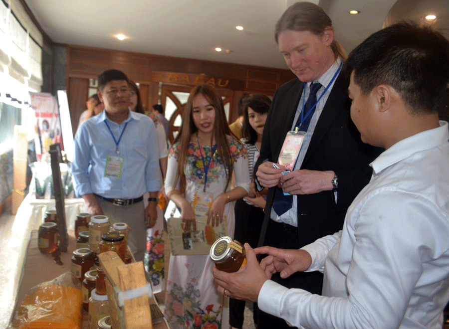 Giáo sư Scott Murray tham quan các gian hàng trưng bày đặc sản Gia Lai. Ảnh: H.D