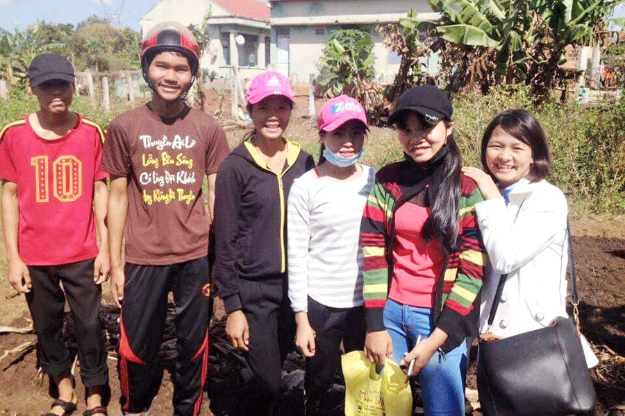 Cô Nga (ngoài cùng bên phải) luôn rất quan tâm đến học trò. Ảnh: N.G Cô Nga (ngoài cùng bên phải) luôn rất quan tâm đến học trò. Ảnh: N.G