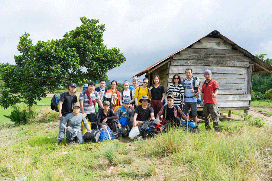 Tour guide Nguyễn Thanh Trung (ngoài cùng bên phải) trong một chuyến dẫn khách du lịch trải nghiệm. Ảnh: H.N Tour guide Nguyễn Thanh Trung (ngoài cùng bên phải) trong một chuyến dẫn khách du lịch trải nghiệm. Ảnh: H.N