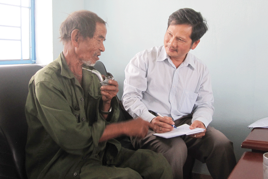 Ông Đinh Truk kể cho nhà báo nghe về những năm tháng chiến tranh. Ảnh: Huỳnh Lê