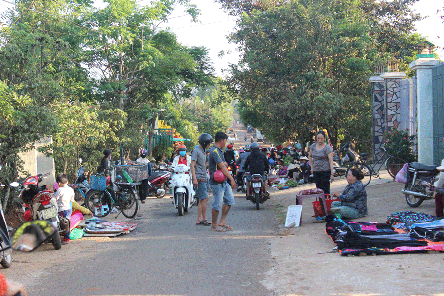 Người mua hàng lấn chiếm gần hết lòng đường Nguyễn Hữu Thọ. Ảnh: N.D Người mua hàng lấn chiếm gần hết lòng đường Nguyễn Hữu Thọ. Ảnh: N.D