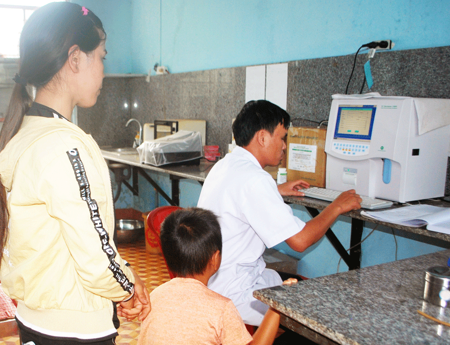 Công tác chăm sóc sức khỏe của quân và dân vùng biên ngày càng được cải thiện nhờ máy móc, trang-thiết bị y tế hiện đại. Ảnh: H.S