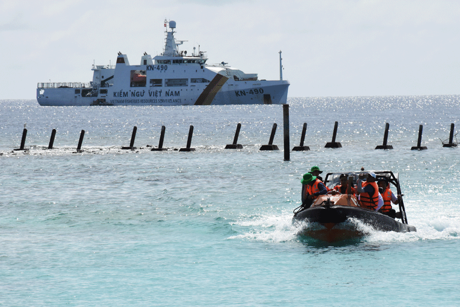 Chiếc ca nô rời tàu chở quà Tết ra đảo