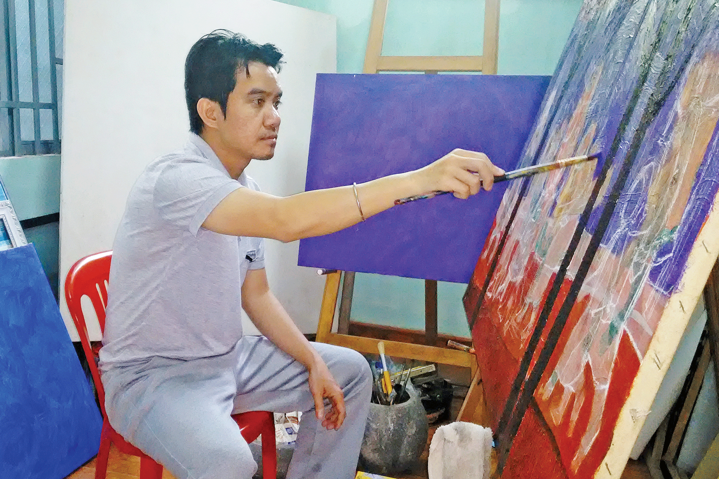 Họa sĩ trẻ Nguyễn Văn Chung. Ảnh: N.B