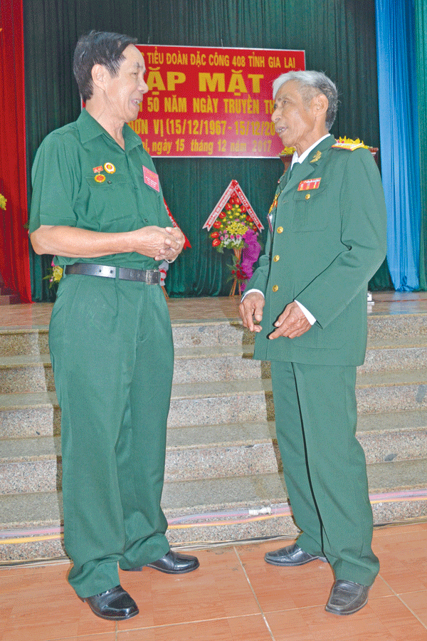 Cựu chiến binh Nguyễn Văn Xuân và đồng đội ôn lại những ký ức về chiến dịch Mậu Thân 1968. Ảnh: V.H