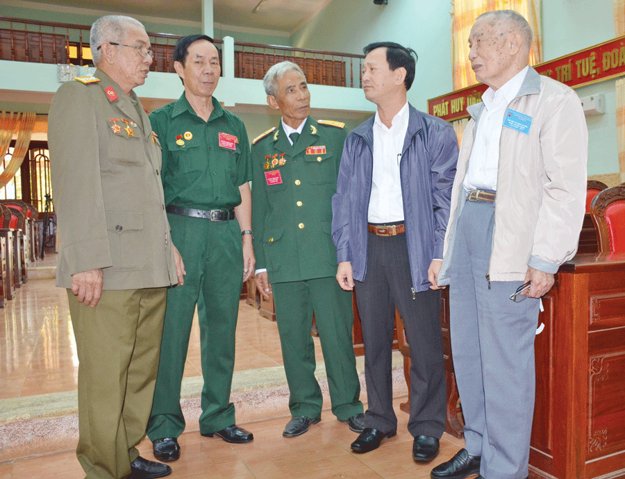 Bí thư Tỉnh ủy Dương Văn Trang (thứ hai từ phải sang) trò chuyện với các cựu chiến binh tham gia chiến dịch Mậu Thân 1968. Ảnh: V.H