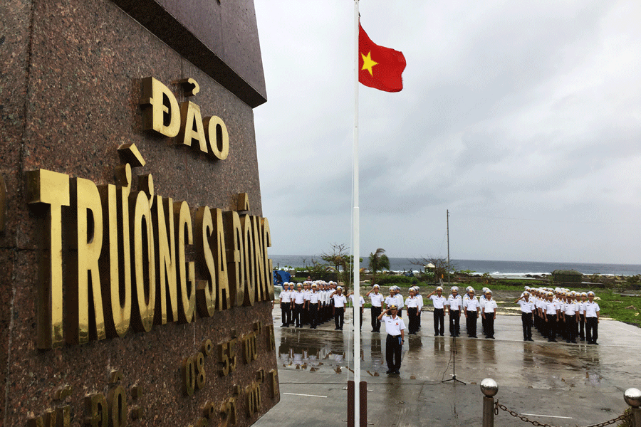 Đảo Trường Sa Đông luôn duy trì việc chào cờ hàng tuần, biểu dương những điển hình tiên tiến trong công tác học tập, rèn luyện nhằm động viên khích lệ cán bộ, chiến sĩ nỗ lực phấn đấu hoàn thành nhiệm vụ. Ảnh: M.N Duy trì việc chào cờ