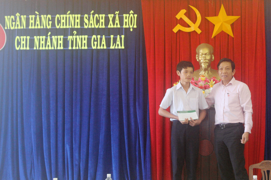 Ông Lê Văn Chí-Giám đốc VBSP tỉnh tặng quà Tết cho em Nguyễn Ngọc Thạch (huyện Đak Pơ). Ảnh: S.C